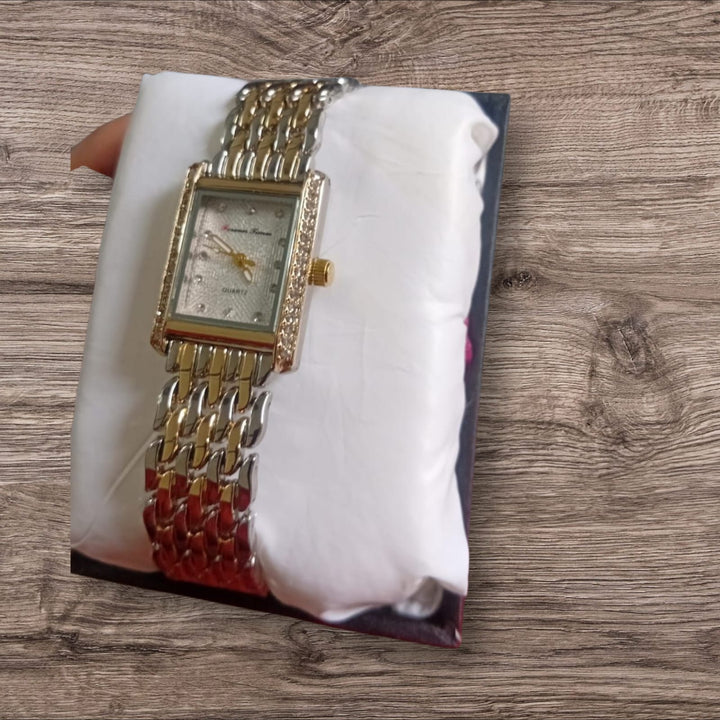 Quartz-Gold watch with a textured face
