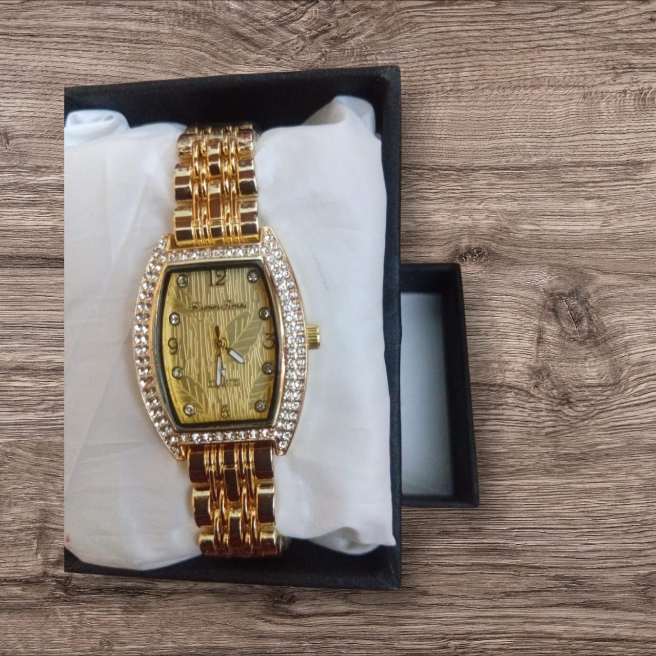 Quartz-Gold wristwatch with diamond-studded bezel