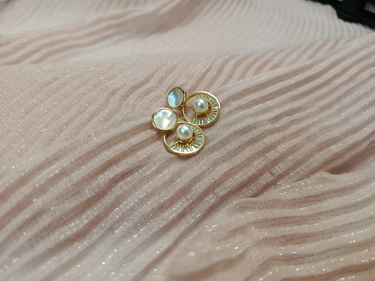 Saphira Gold Peral Crown Earrings