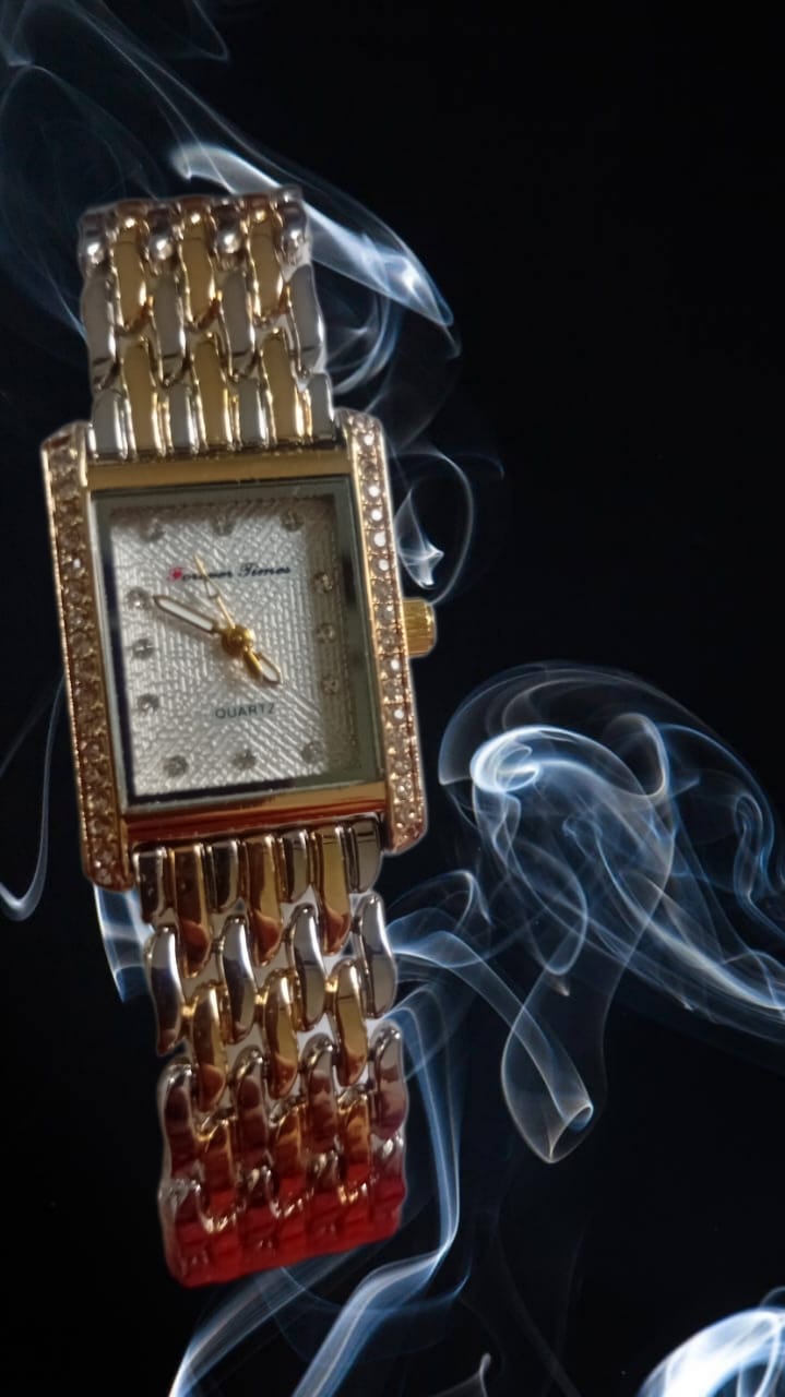 Quartz-Gold watch with a textured face