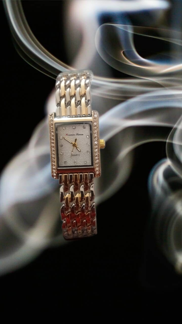 Quartz-Gold watch with a textured face