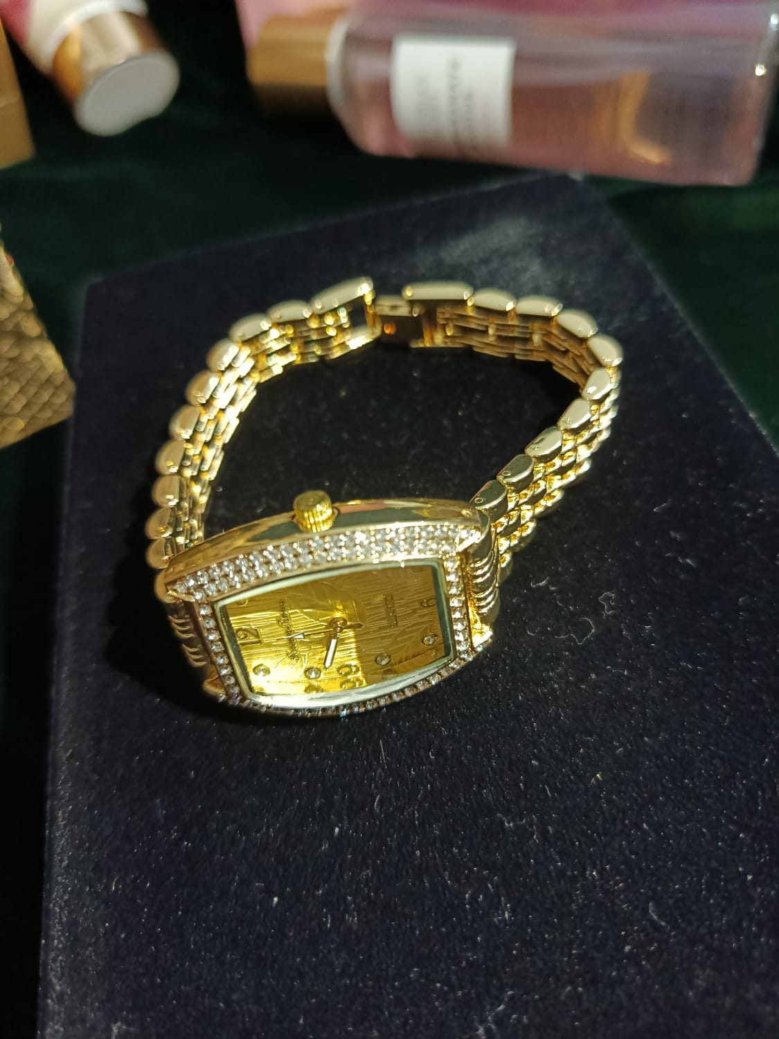 Quartz-Gold wristwatch with diamond-studded bezel