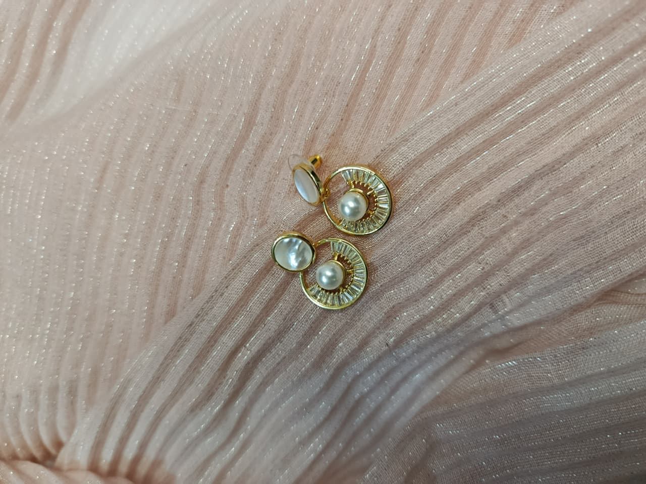 Saphira Gold Peral Crown Earrings